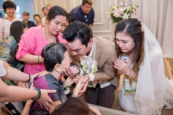 ชาคริต แย้มนาม - แอน ภัททิรา