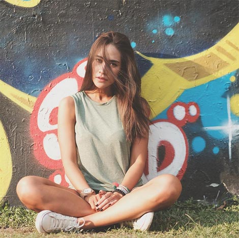 รองเท้าผ้าใบ ดารา