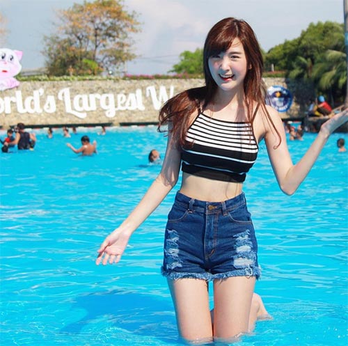 ท่าโพสริมสระ