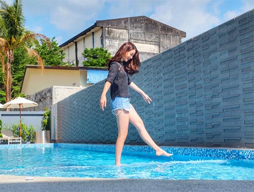 ท่าโพสริมสระ