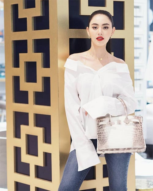 เสื้อเชิ้ตเปิดไหล่