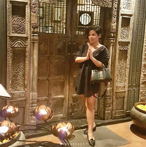 เสื้อเชิ้ตเปิดไหล่