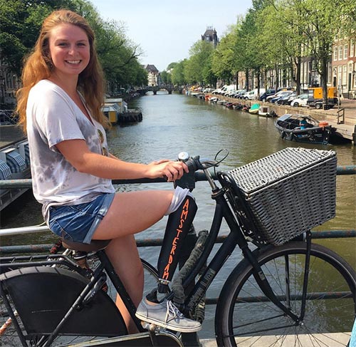 สาวพิการ