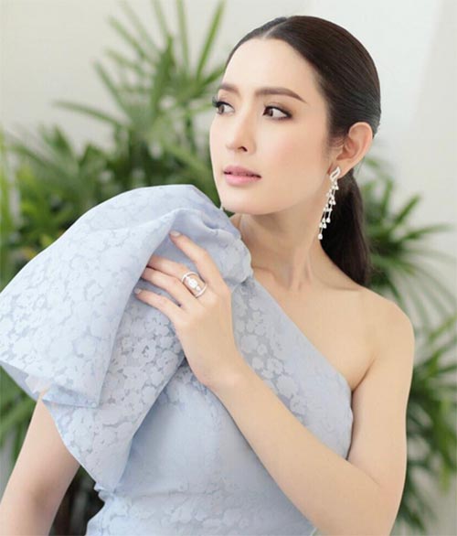 ทรงผมแสกกลางออกงาน