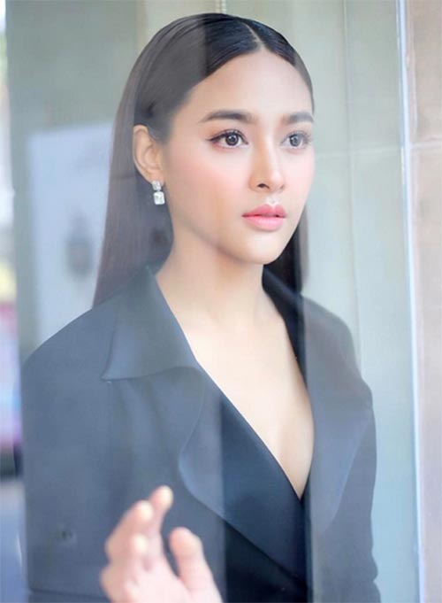 ทรงผมแสกกลางออกงาน