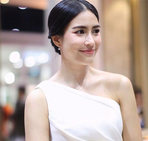 ทรงผมแสกกลางออกงาน