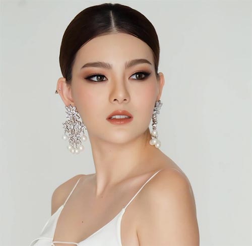 ทรงผมแสกกลางออกงาน