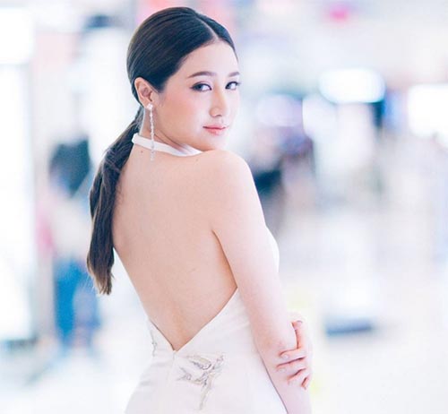 ทรงผมแสกกลางออกงาน