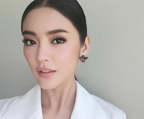 ทรงผมแสกกลางออกงาน