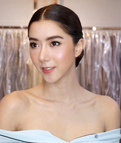 ทรงผมแสกกลางออกงาน