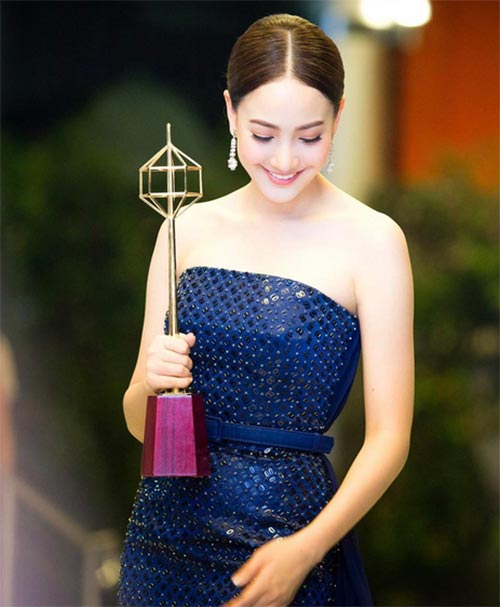 ทรงผมแสกกลางออกงาน