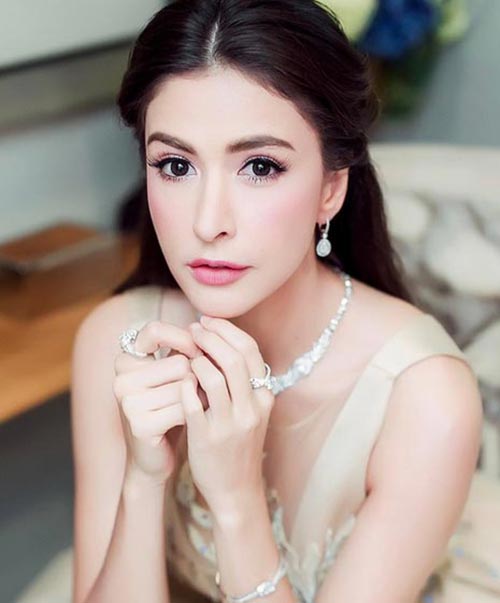 ทรงผมแสกกลางออกงาน