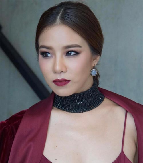 ทรงผมแสกกลางออกงาน