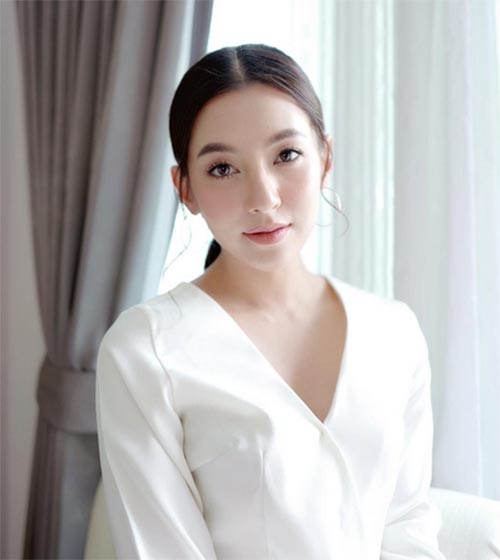 ทรงผมแสกกลางออกงาน