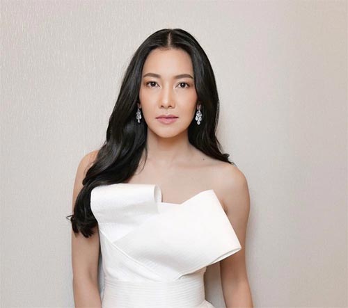 ทรงผมแสกกลางออกงาน