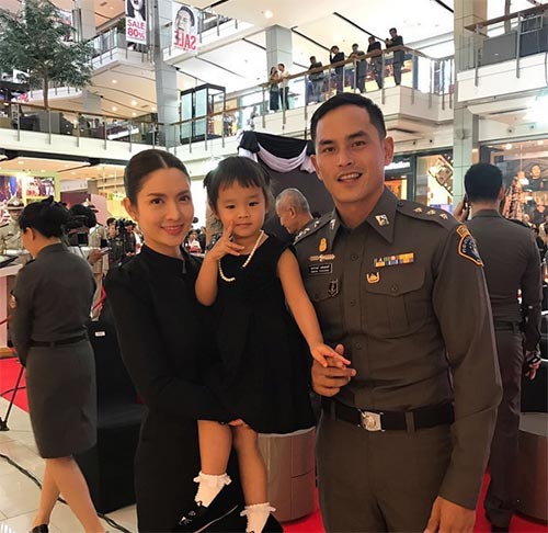 ดาราที่มีแฟนในเครื่องแบบ