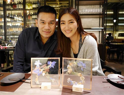 ดาราที่มีแฟนในเครื่องแบบ