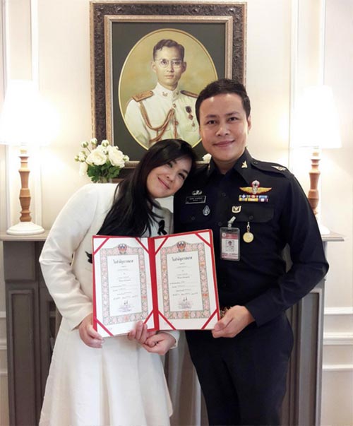 ดาราที่มีแฟนในเครื่องแบบ