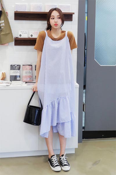 แต่งตัวสไตล์เดรสยาว รองเท้าผ้าใบ