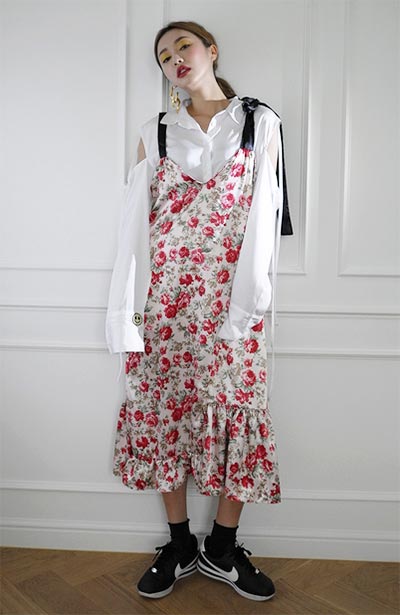 แต่งตัวสไตล์เดรสยาว รองเท้าผ้าใบ