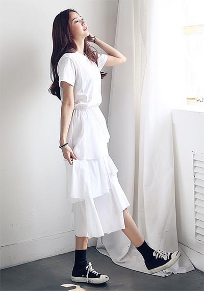 แต่งตัวสไตล์เดรสยาว รองเท้าผ้าใบ