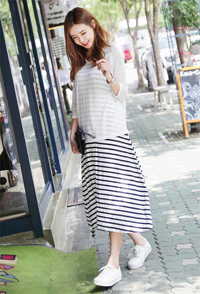 แต่งตัวสไตล์เดรสยาว รองเท้าผ้าใบ