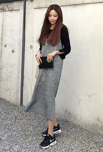 แต่งตัวสไตล์เดรสยาว รองเท้าผ้าใบ