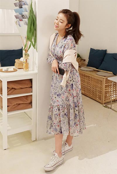 แต่งตัวสไตล์เดรสยาว รองเท้าผ้าใบ