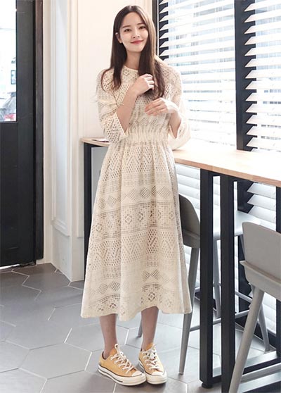 แต่งตัวสไตล์เดรสยาว รองเท้าผ้าใบ