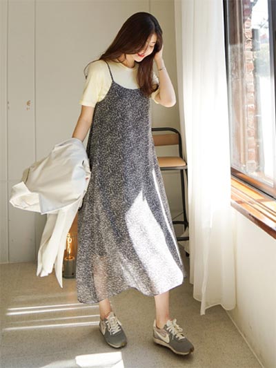 แต่งตัวสไตล์เดรสยาว รองเท้าผ้าใบ