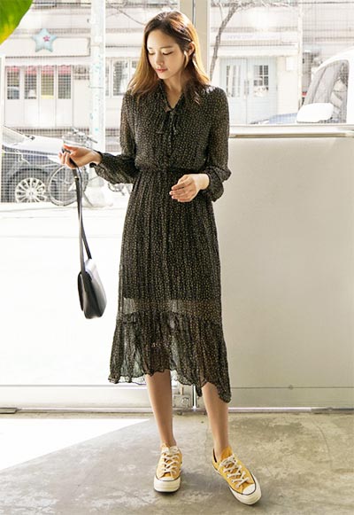 แต่งตัวสไตล์เดรสยาว รองเท้าผ้าใบ