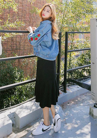 แต่งตัวสไตล์เดรสยาว รองเท้าผ้าใบ