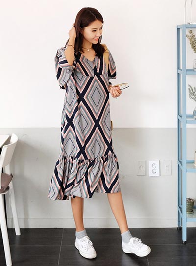 แต่งตัวสไตล์เดรสยาว รองเท้าผ้าใบ