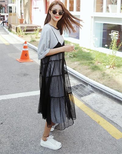 แต่งตัวสไตล์เดรสยาว รองเท้าผ้าใบ