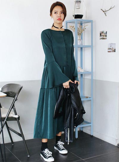 แต่งตัวสไตล์เดรสยาว รองเท้าผ้าใบ