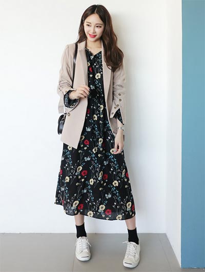 แต่งตัวสไตล์เดรสยาว รองเท้าผ้าใบ