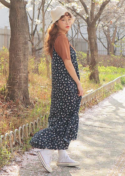 แต่งตัวสไตล์เดรสยาว รองเท้าผ้าใบ