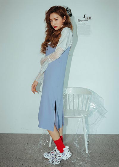 แต่งตัวสไตล์เดรสยาว รองเท้าผ้าใบ