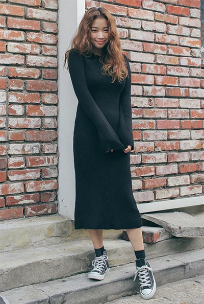 แต่งตัวสไตล์เดรสยาว รองเท้าผ้าใบ