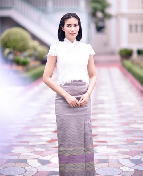 ดาราใส่ผ้าถุงไปวัด