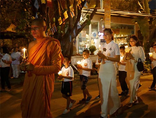 ดาราใส่ผ้าถุงไปวัด