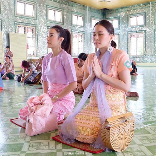 ดาราใส่ผ้าถุงไปวัด