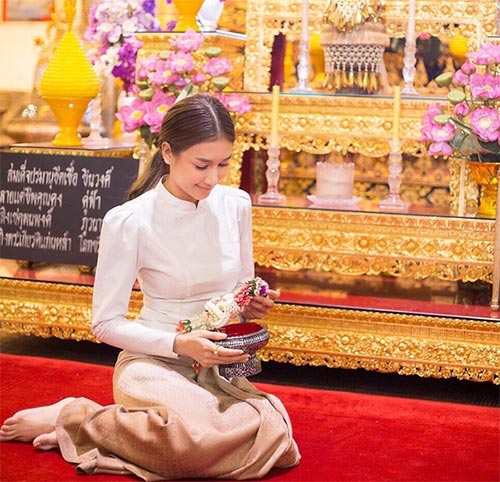 ดาราใส่ผ้าถุงไปวัด