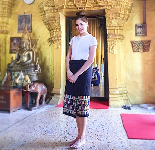 ดาราใส่ผ้าถุงไปวัด