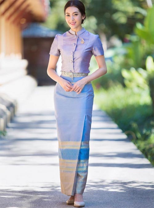 ดาราใส่ผ้าถุงไปวัด