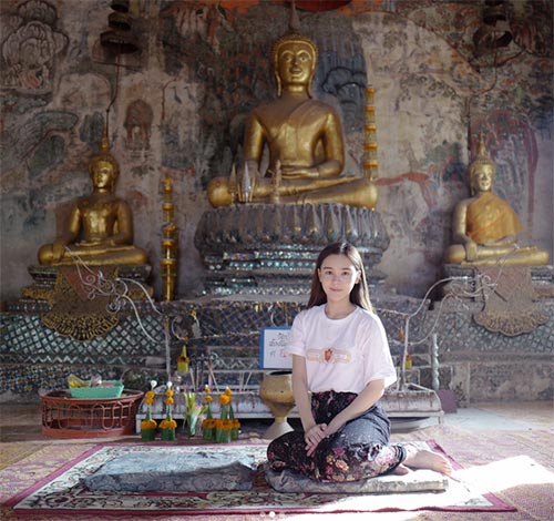 ดาราใส่ผ้าถุงไปวัด