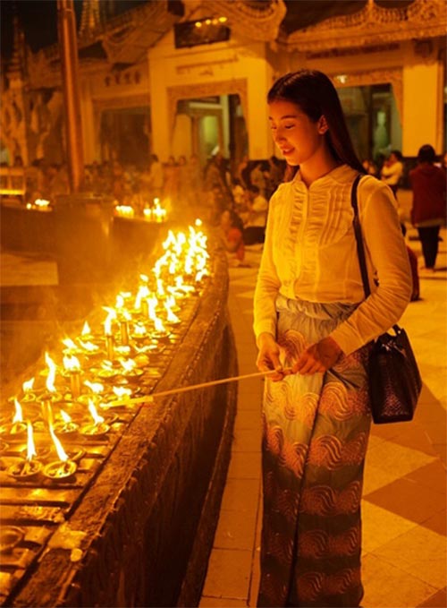 ดาราใส่ผ้าถุงไปวัด