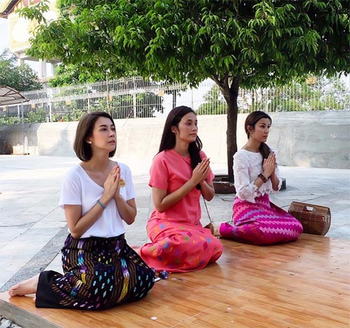 ดาราใส่ผ้าถุงไปวัด