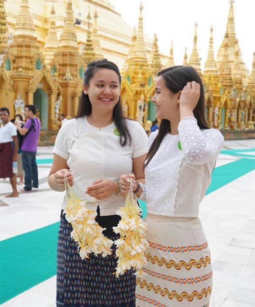 ดาราใส่ผ้าถุงไปวัด