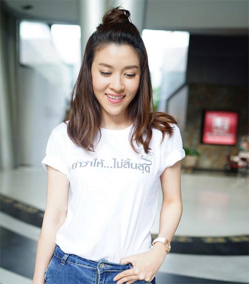 มัดจุกครึ่งหัว